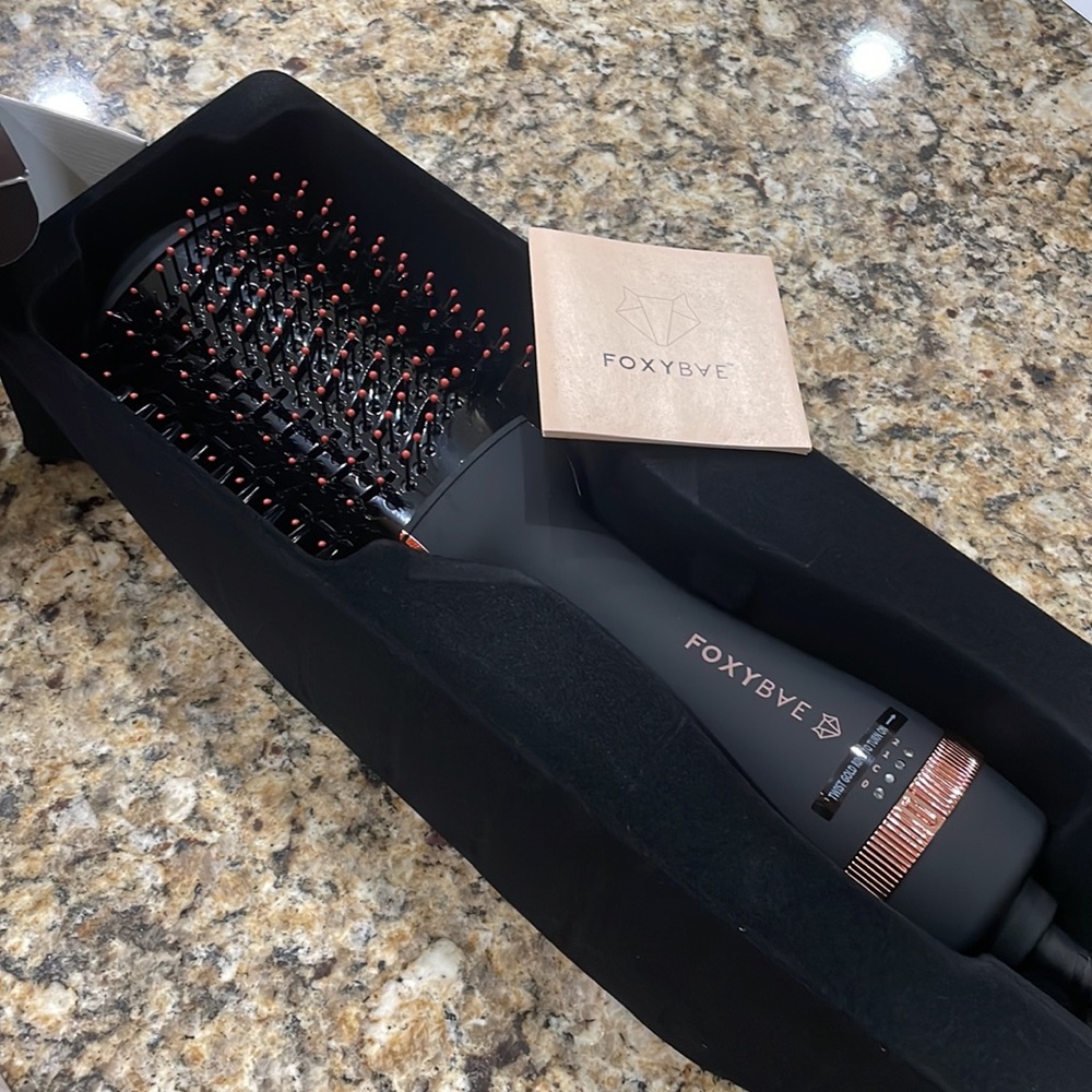 NIB, Rose Gold blowout dryer brush from FFF summer box.